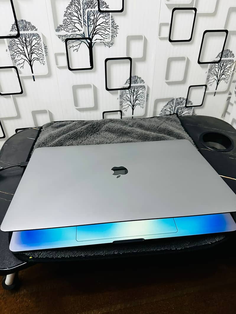 MacBook Pro 2019 in excellent condition.  Core i7, 16 GB RAM/512 GB SSD 5