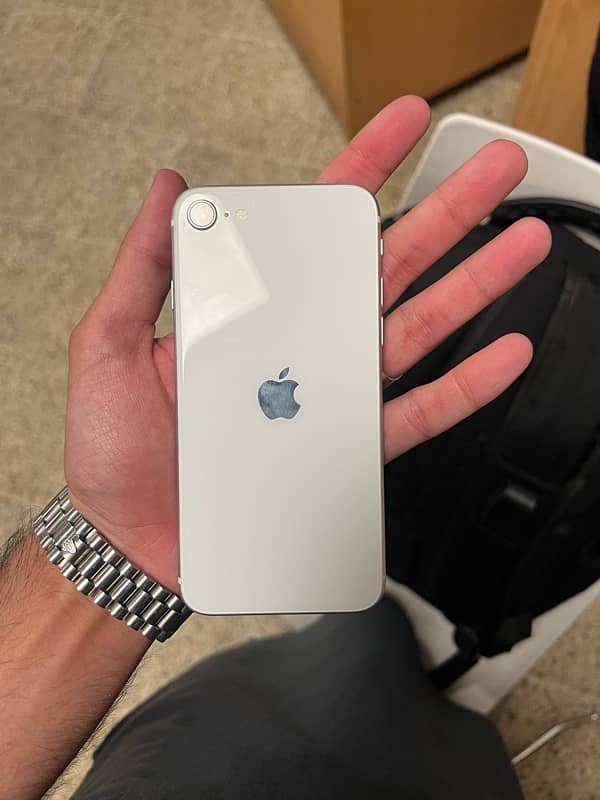 iphone se 2022 white 4