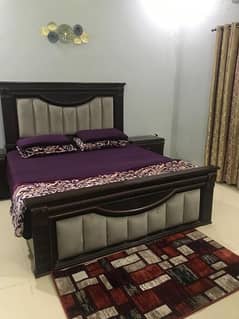 bed room set in solid wood like new