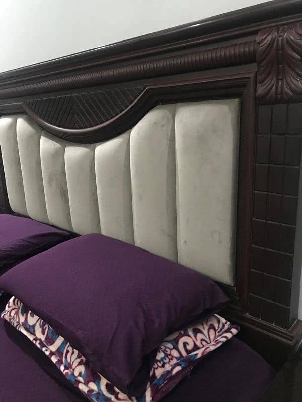 bed room set in solid wood like new 1