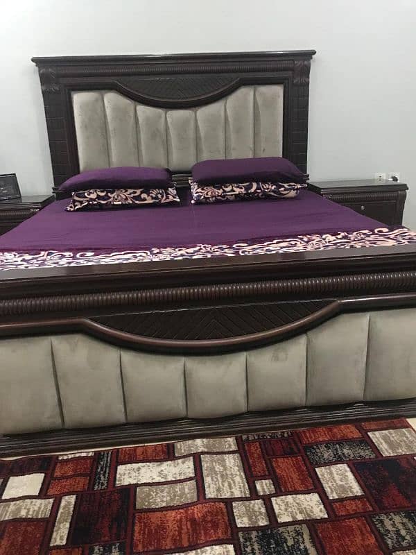 bed room set in solid wood like new 3