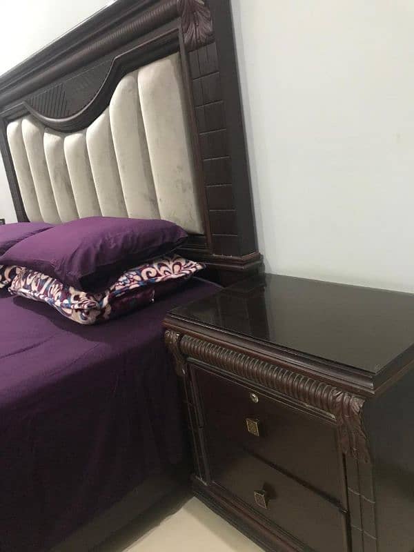 bed room set in solid wood like new 6