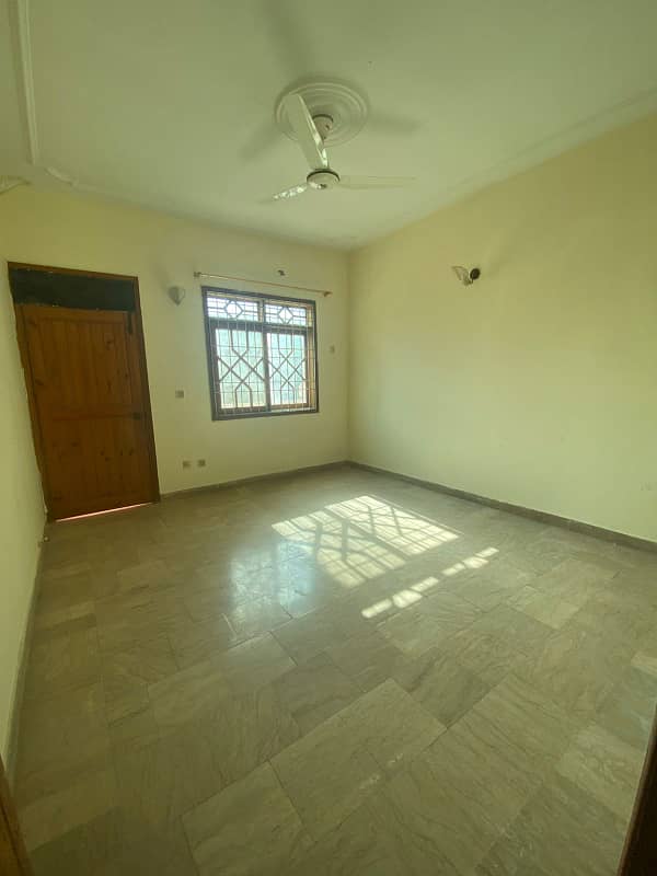 3 bed lounge 300 square yards portion for rent 1