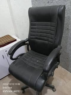 Office chair achi halat me he sofa chair he