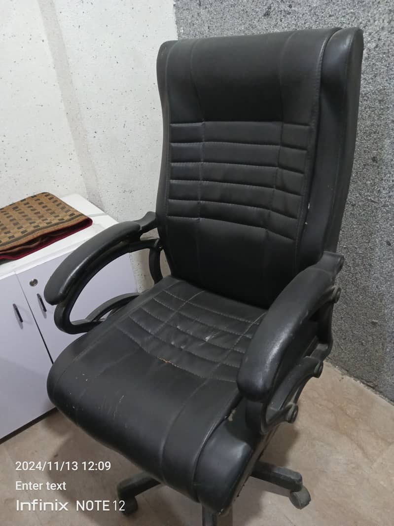 Office chair achi halat me he sofa chair he 0