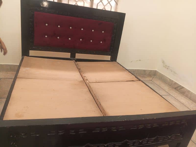 assalamualaikum am selling poshish bed with metres 1