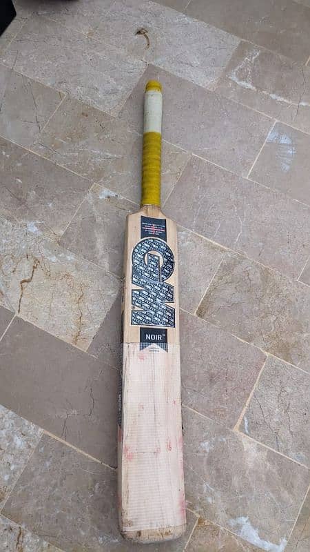 GM "noir" English willow hard ball bat with a free grip 1