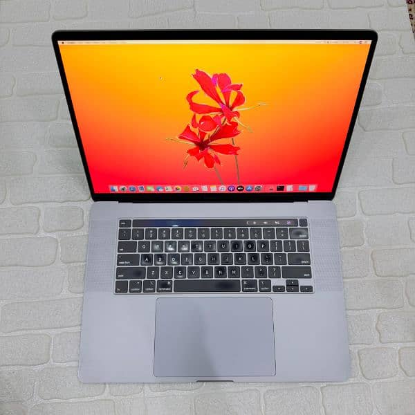 MacBook pro 2019 16 inch core i7 CTO 16GB RAM 512GB SSD 4gb grafics 0