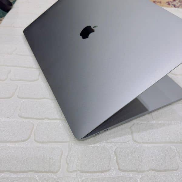 MacBook pro 2019 16 inch core i7 CTO 16GB RAM 512GB SSD 4gb grafics 3