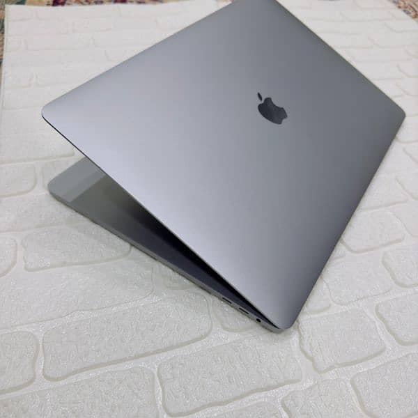 MacBook pro 2019 16 inch core i7 CTO 16GB RAM 512GB SSD 4gb grafics 4