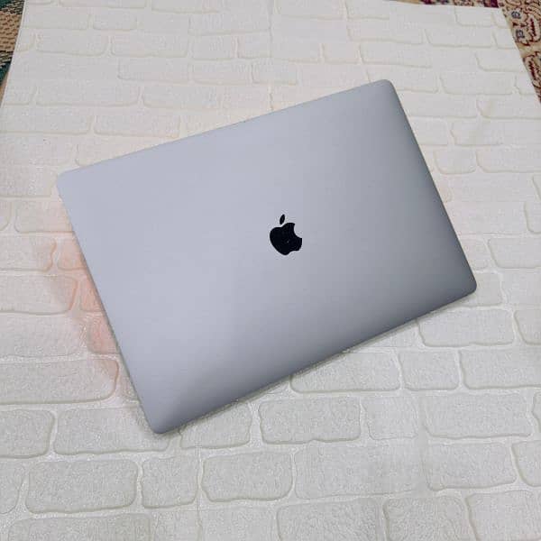 MacBook pro 2019 16 inch core i7 CTO 16GB RAM 512GB SSD 4gb grafics 5