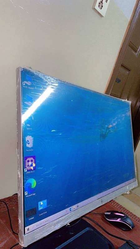 HP borderless monitor IPs display in fresh condition 1