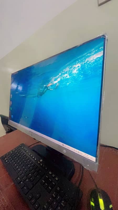 HP borderless monitor IPs display in fresh condition 2