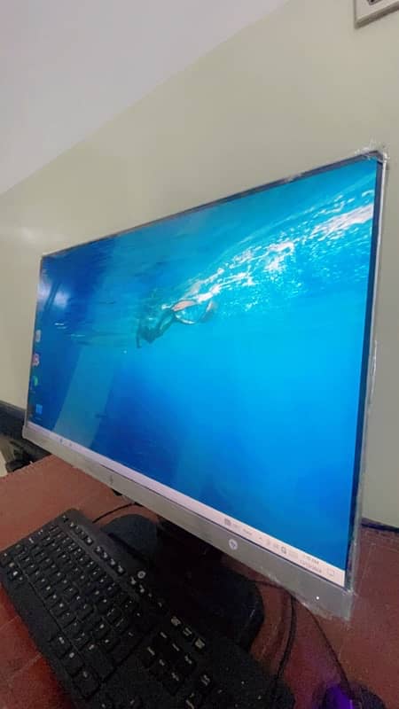 HP borderless monitor IPs display in fresh condition 3