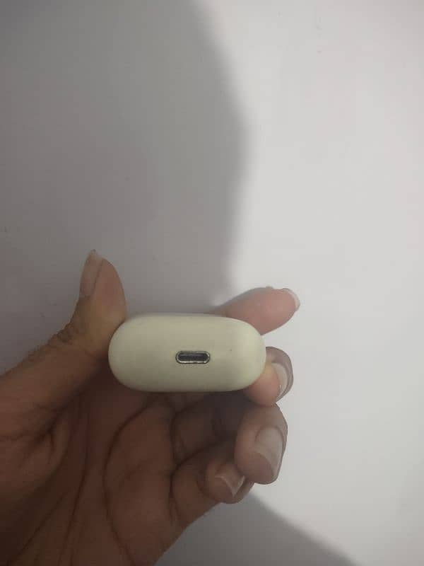 Apple airpods 2nd generation with charger 2