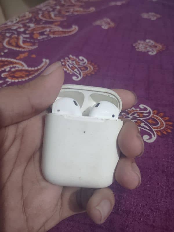 Apple airpods 2nd generation with charger 3