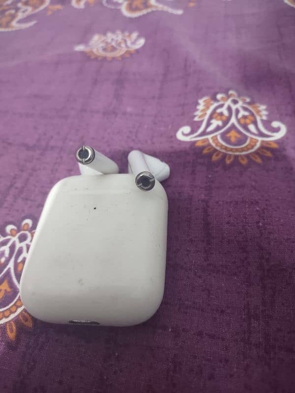 Apple airpods 2nd generation with charger 6