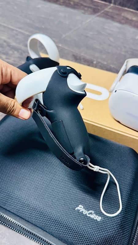 Oculus Quest 2 (128 GB) With Orignal accessories 2