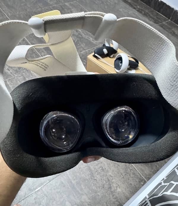 Oculus Quest 2 (128 GB) With Orignal accessories 3