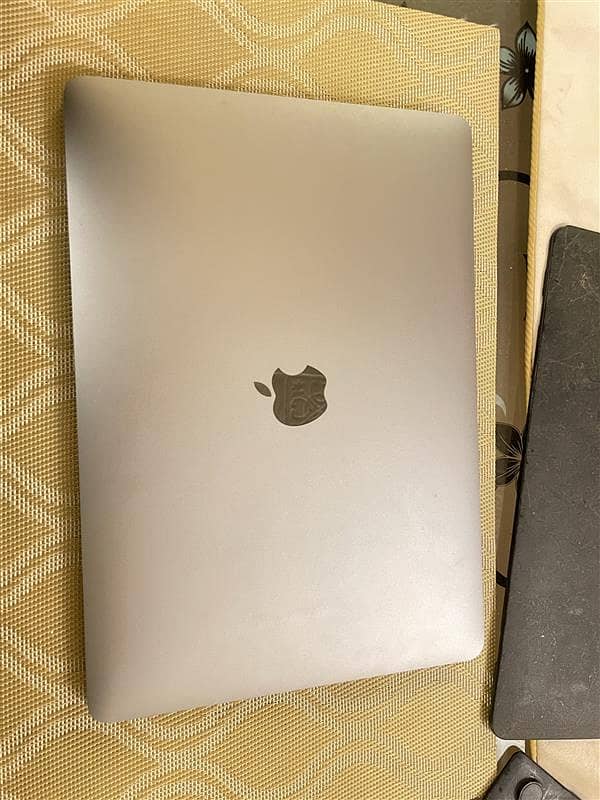 Macbook Pro 2017 - 8gb Ram / 256 Gb Harddisk 5