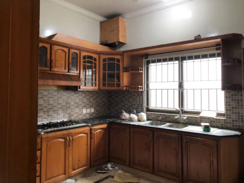 4 bed 4 bath dring dinning kitchen 2 servent Quater upper portion 7