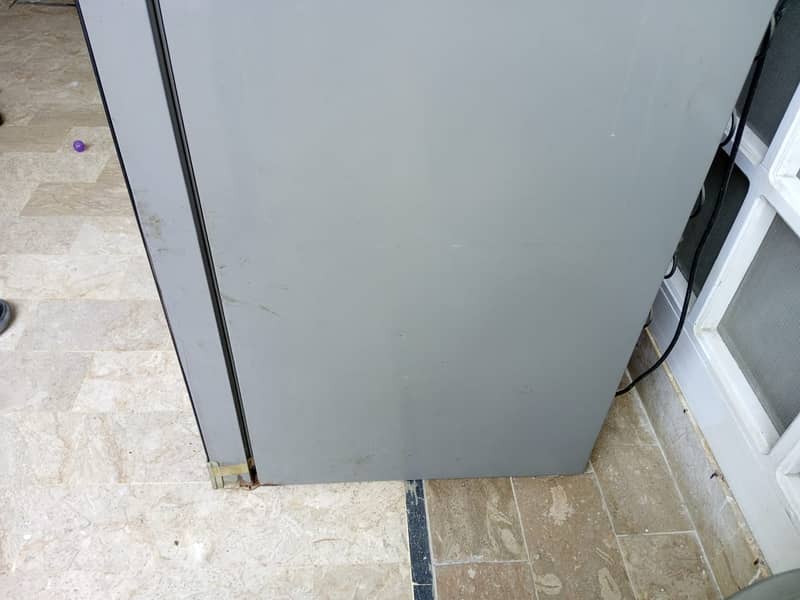 Haier Refrigerator - 250L, Urgent Sale, Glass Broken but Fully Size 4