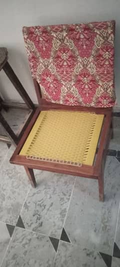 bhot mazbot chairs hai 4 originiral tali wood Ki bani hui hai