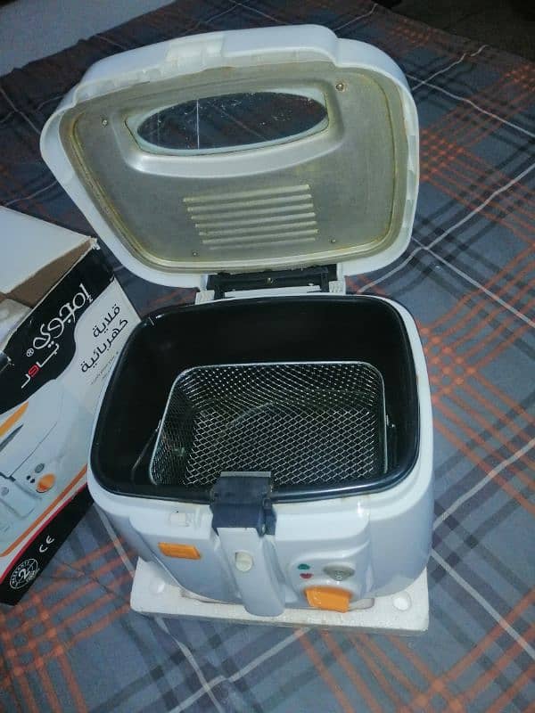 Deep fish & fries fryer only 2 time used 4