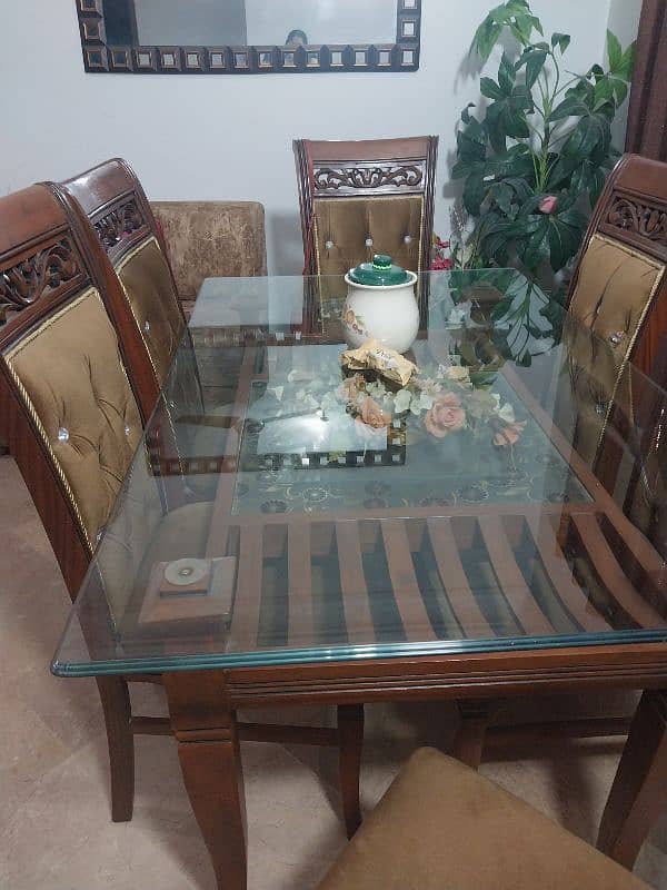 selling dining table almost new condition 1