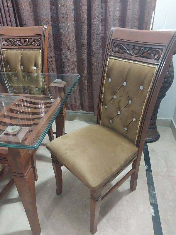 selling dining table almost new condition 2