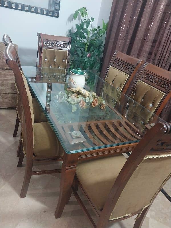 selling dining table almost new condition 3