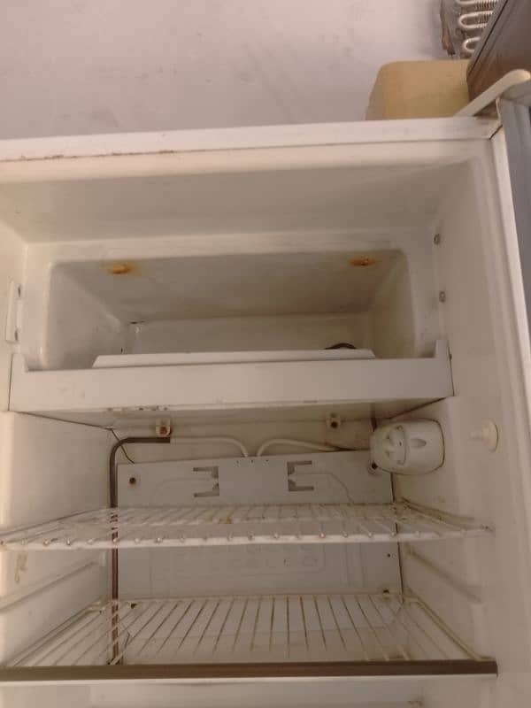 Dawlance Fridge, For Sale, in good condition, running condition 2