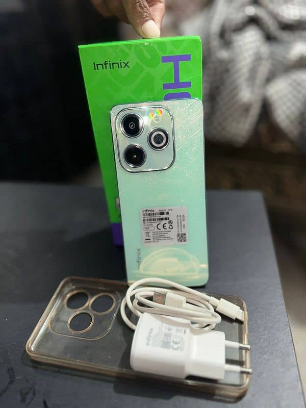 Infinix hot 40i box,charger 8,128 10by 10 1