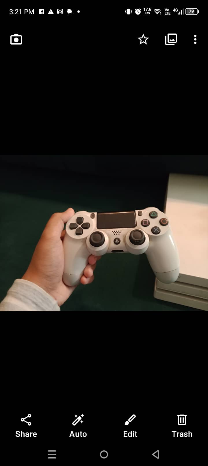 Ps4 pro glacier white with two controller 1