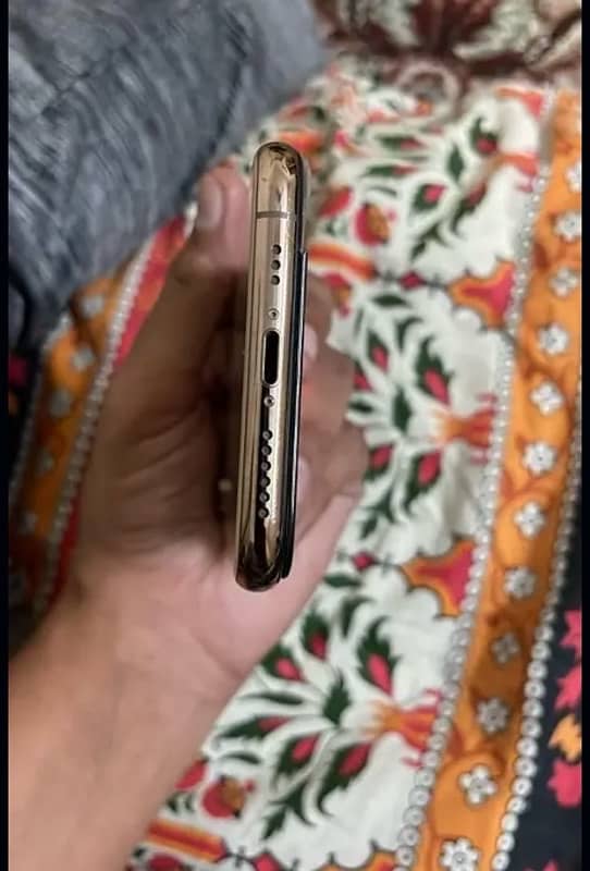 iPhone Xs Gold 5