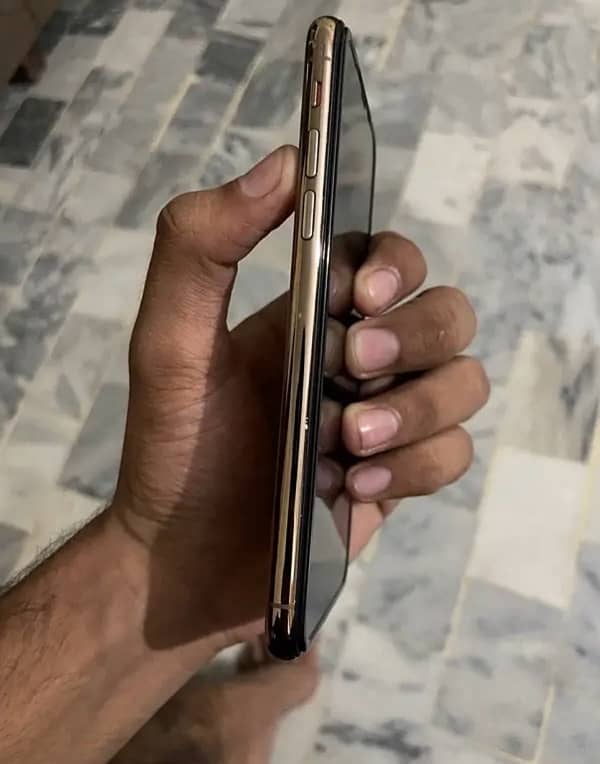 iPhone Xs Gold 6