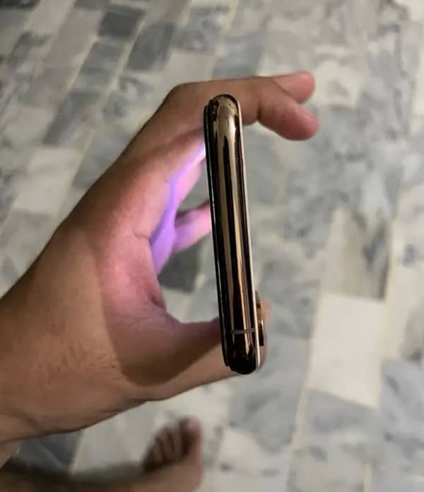 iPhone Xs Gold 7