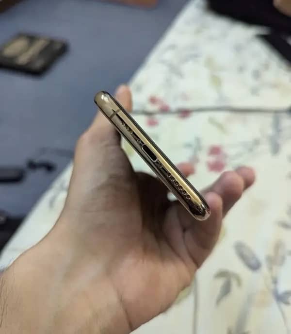 iPhone Xs Gold 8