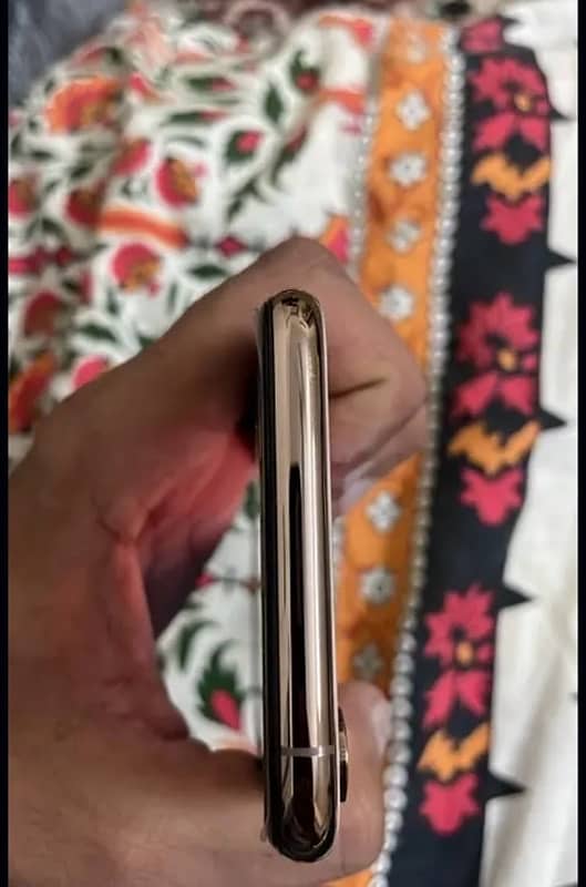 iPhone Xs Gold 9