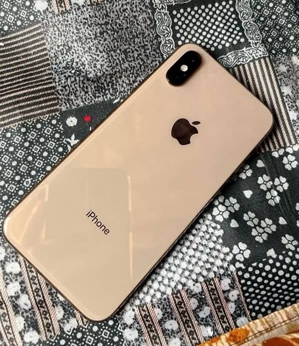 iPhone Xs Gold 11