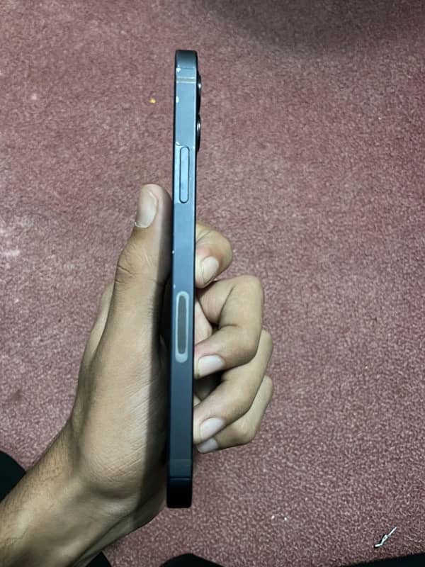 Iphone 12 10/10 condition 4