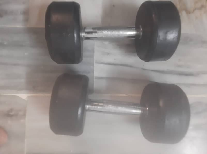 pair of used 4 kg dumbbells 0