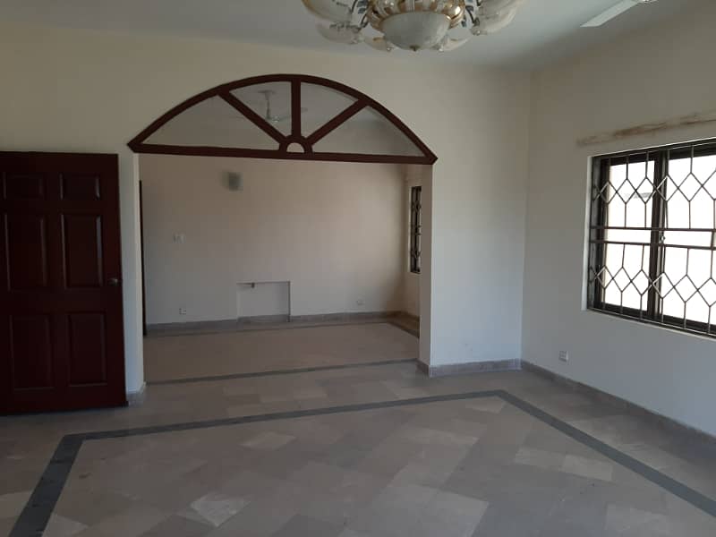 One Kanal 6 beds semi renovated house available for sale in PAF Falcon Complex Gulberg III Lahore 1