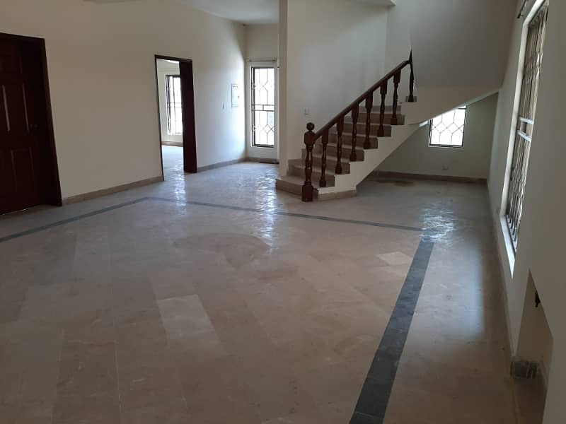 One Kanal 6 beds semi renovated house available for sale in PAF Falcon Complex Gulberg III Lahore 5