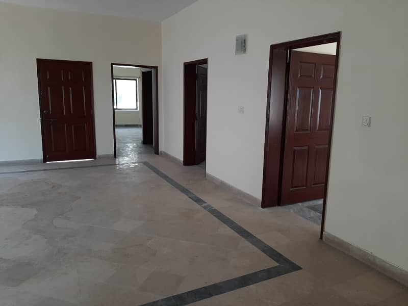 One Kanal 6 beds semi renovated house available for sale in PAF Falcon Complex Gulberg III Lahore 7