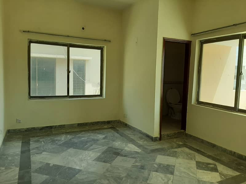 One Kanal 6 beds semi renovated house available for sale in PAF Falcon Complex Gulberg III Lahore 8