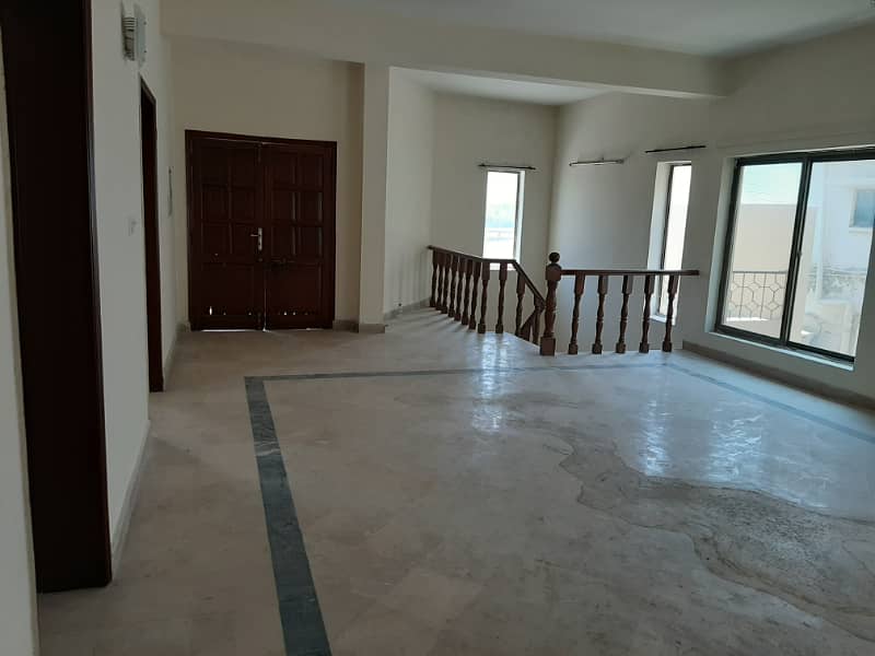 One Kanal 6 beds semi renovated house available for sale in PAF Falcon Complex Gulberg III Lahore 12