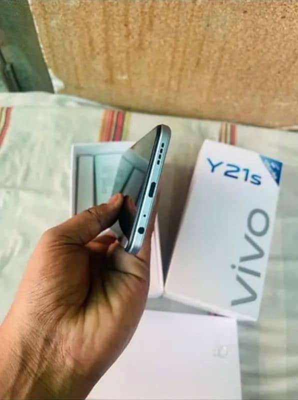 Vivo Y21s 6 -128 gb with Box and Charger 1