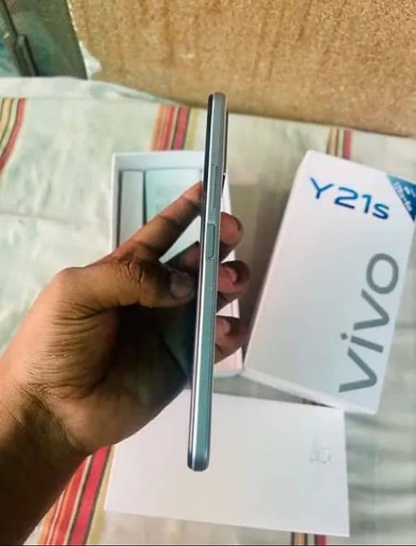 Vivo Y21s 6 -128 gb with Box and Charger 9