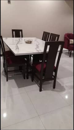 6 seater dining table superb condition